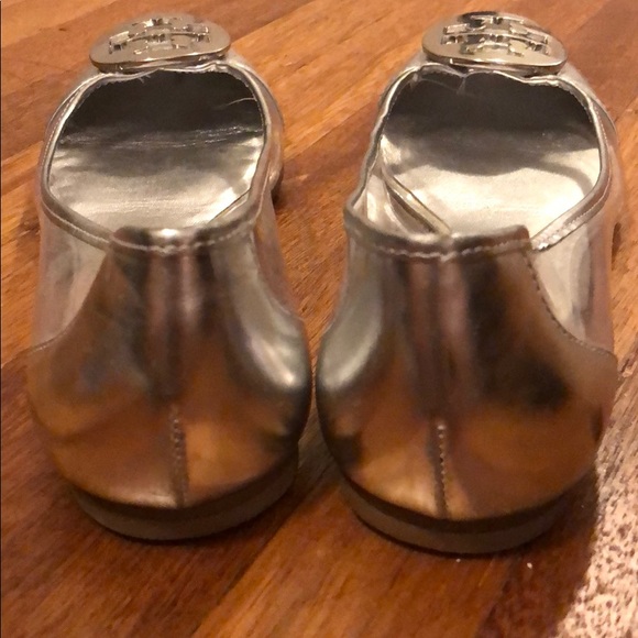 New Tory Burch Reva Audrey rare clear lucite silver logo medallion ballet flat - Picture 5 of 16